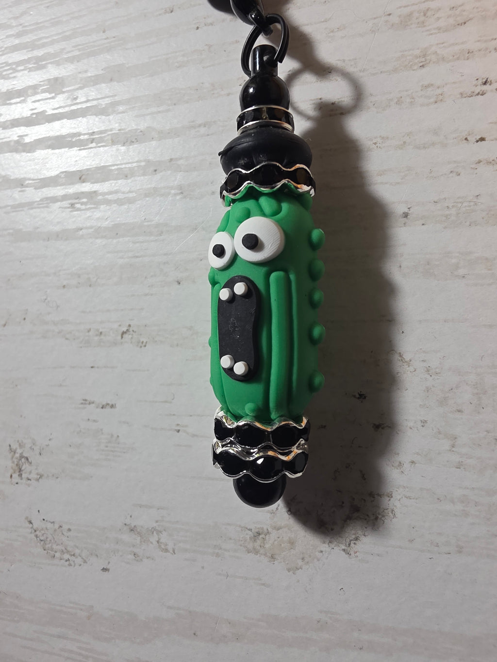 Screaming pickle straw charm